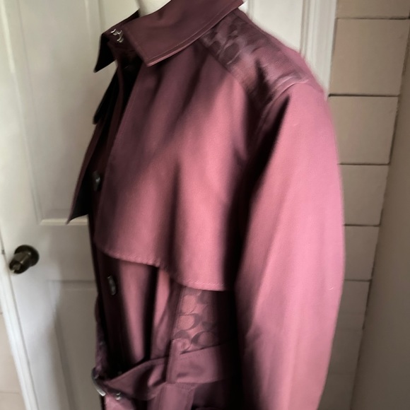 Women’s Coach SignatureTrench burgundy
 44 long ,armpits 23 ,sleeves 24 long - Picture 14 of 14